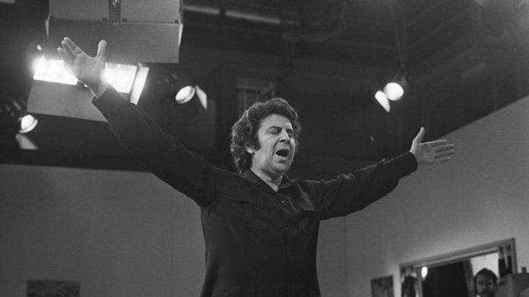 Η Ιστορία τον προσκυνά μόνο σαν καλλιτέχνη